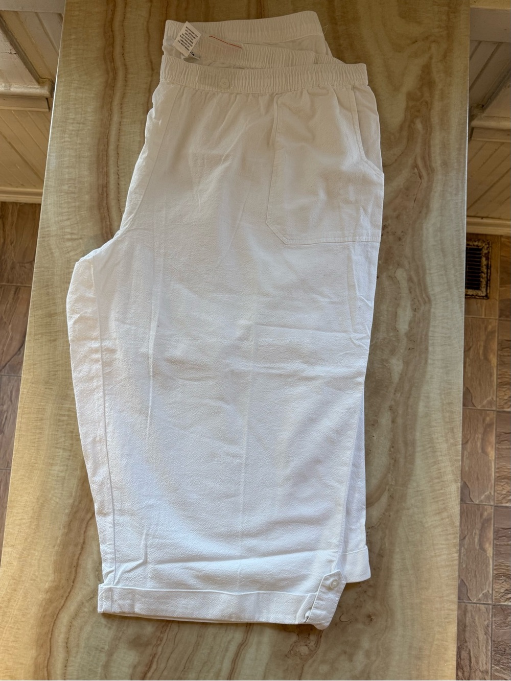 💫NWT SERENGETI WHITE CAPRIS💫
WOMENS SIZE 2X
GREAT WARDROBE STAPLE!